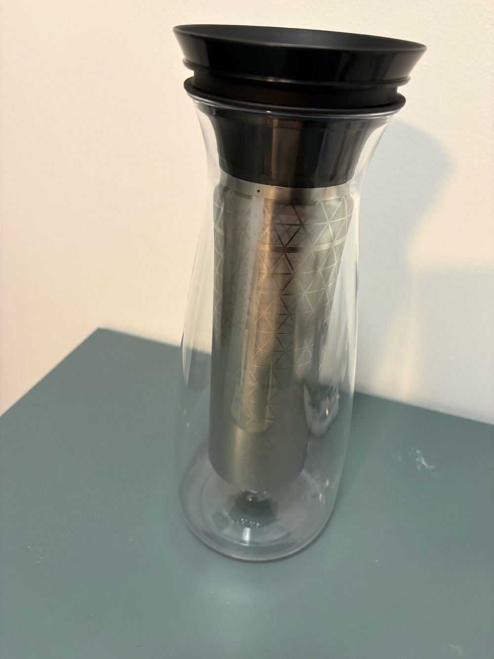 Tupperware iced coffee or iced tea maker with infuser - Black